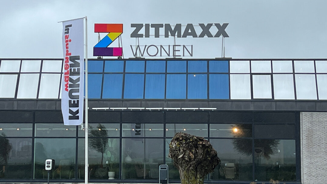 Lichtletters op constructie Zitmaxx