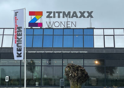 Lichtletters op constructie Zitmaxx